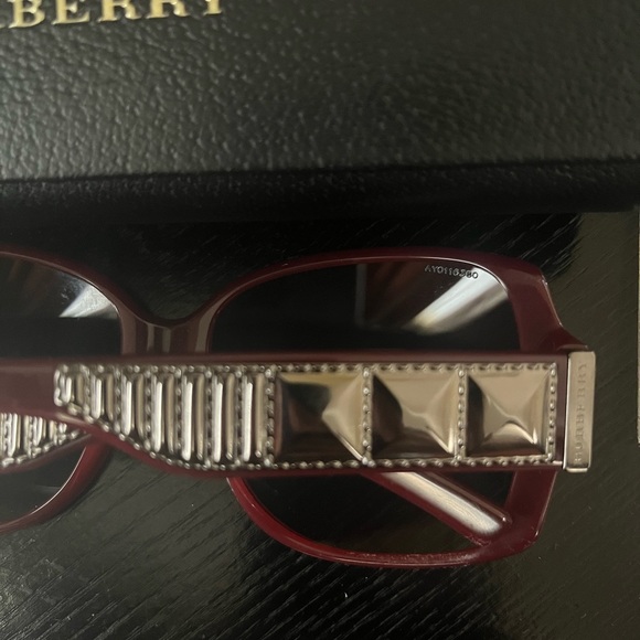 Authentic New Burberry Oversized Rectangular BE4104 Cyclamen Sunglasses NWB - Picture 5 of 10